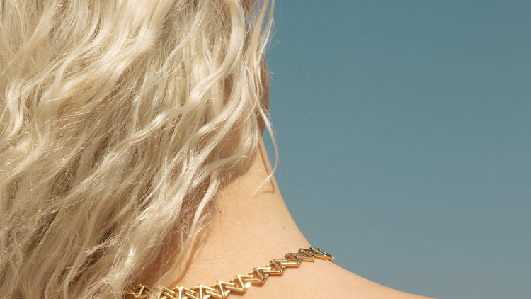 Nærbillede af kruset honningblonde hårstrå