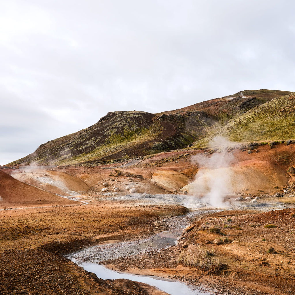 Volcanic Hills i Reykjavik med damp, der blæser gennem Jorden