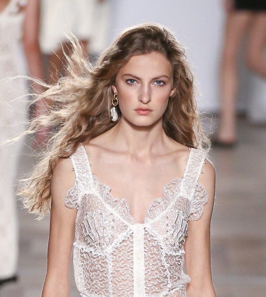 How to Tame Frizzy Hair for a Summer Wedding Like a Pro